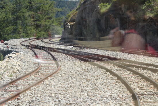 Die Bahngleise zum Staudamm