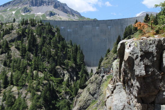 Nun sieht man die 180m hohe Staumauer