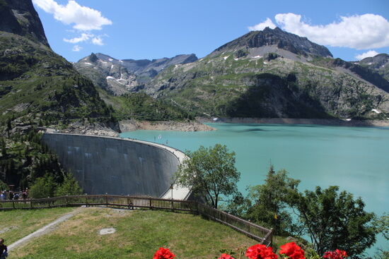 Hier der Stausee zu sehen von der Station der kleinen Standseilbahn aus