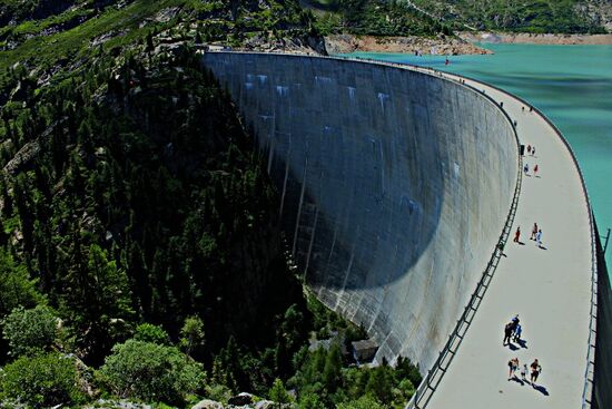 Tief hinunter gehr die Staumauer