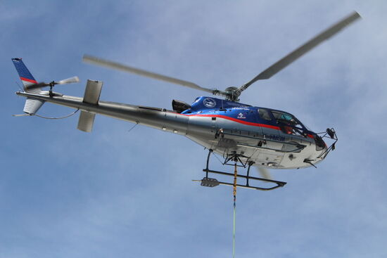 Lasten werden mit dem Hubschrauber gebracht