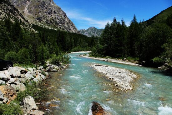 Pause am Fluss in Val Ferret
