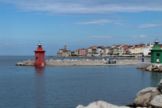 Die Stadt Piran mit der Hafenschutzmauer im Vordergrund