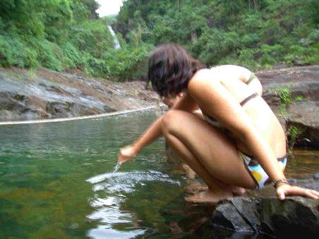 hups, da isser ja doch, der Frosch...der sitzt naemlich gern auf wasserfallsteinen