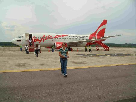 "Now everyone can fly" - Im Vordergrund die Pilotin des Fluges FD3189