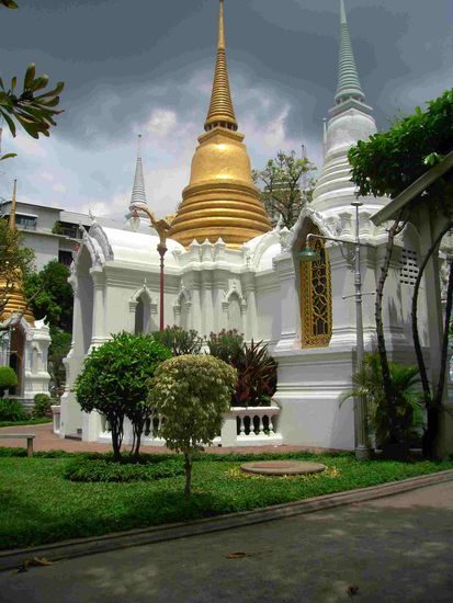 ...unterwegs gibts dann immer mal ein Tempelchen. Und Wat Po...wobei Wat Poh eine ganz neue Bedeutung fuer uns hat. Wat Poh ist wahrscheinlich eher "WATT POH" und fliesst durch die ganzen kanaehlchen als brauner Schlamm.