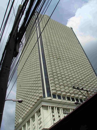 tagsueber eher unscheinbar, Hochhaus eben....