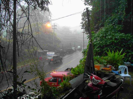 krasser Regen auf dem Berg.