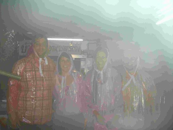 man erkennt leider wenig auf dem Bild: es handelt sich um 4 lustige Menschen, die sich als Kondome verkleidet haben