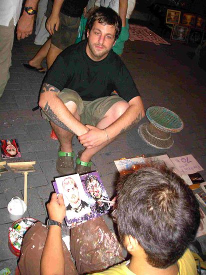 wir haben uns auf dem Sunday Market dann auch alle vier mal malen lassen, ein grosser Jux mit mehr oder weniger schoenen Bildern...