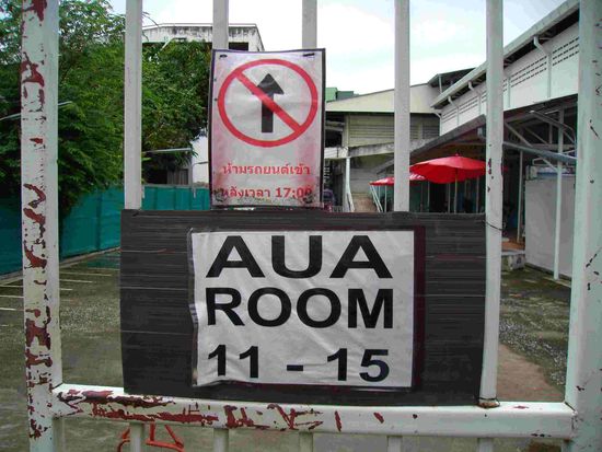 ..schilder ueber schilder...sm-studio oder 'our room'...? wie auch immer...