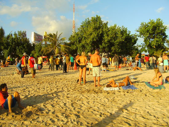 kuta beach... egal, wohin man sieht, ueberall viiiiiiiel zu viele menschen.