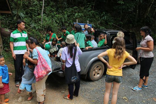 Ein gemeinsamer Ausflug zum Wasserfall in der Nähe.. 20 Kinder passen doch gut auf einen PickUp..