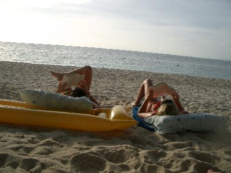 Alex&Moni lesen am Strand