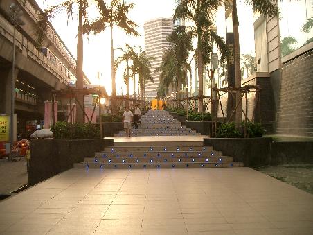 links Skytrain ... rechts Siam Center (Einkaufsgalerie)