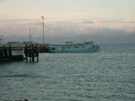 Nachtfähre im Hafen von Koh Phangan
