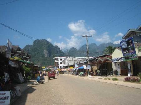 Vang Vieng 10 Uhr morgens. Und 35 Grad.
Guat Pfiadi !