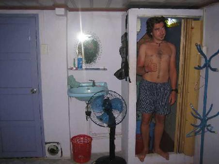 Zimmer im Backpacker Ghetto. Dusche und Toilet waren bissel eng