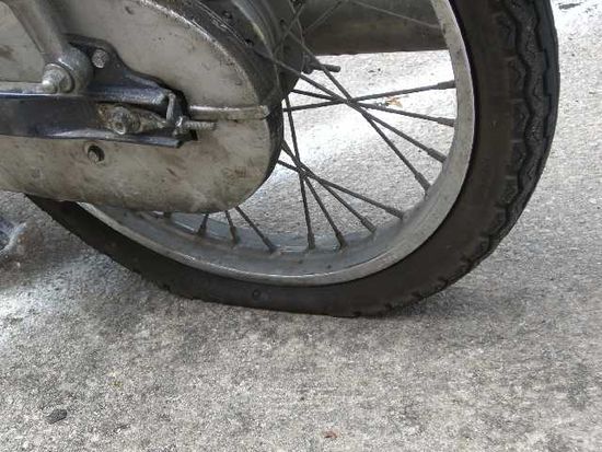 Reifenpanne in Penang. Aber nen Local hat uns freundlicher Weise ne Pumpe besorgt und nen Mechaniker georgt. Netter Mann !