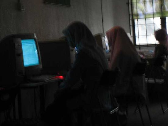 Fatmas im Internet Cafe