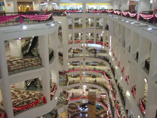 Shopping Mall. Malaysier sind Weltmeister im shoppen. Dachten wir bis wir nach Singapur kamen