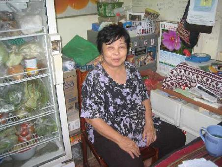 Hostel-Lao-OMa. Einfach nur goettlich die Frau, und der Dialekt da brichst ab