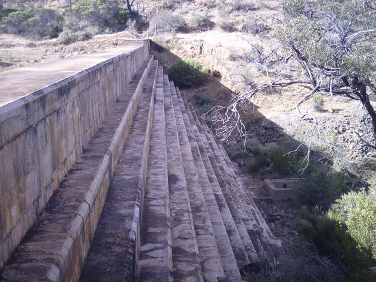 der Staudamm, wo frueher der See war