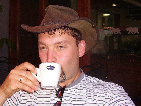 Kaffee schlurfen als Belohnung fürs Radeln. Die Kinder hatten Eis!