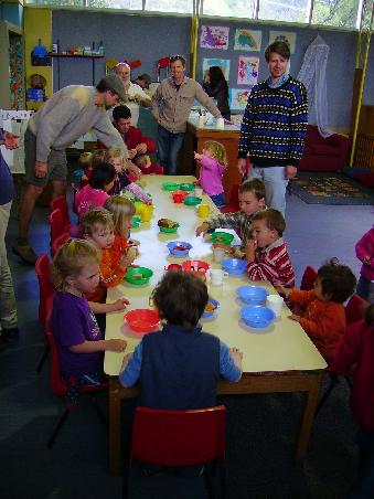 ...und Freitag sind Mario und die Kinder bei der Dad's Play Group (Papa-Kind-Spielgruppe)