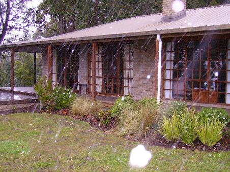 Mittag. Es zieht sich zu. Regenschauer, gemischt mit Hagel.