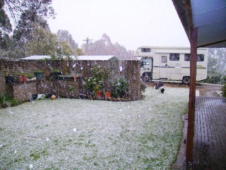 Zeit zum Schneebälle kneten! Bis zum Dunkelwerden waren Dach und Rasen komplett bedeckt. Es schneite auch über Nacht weiter...