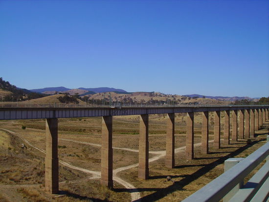 Normalerweise steht das Wasser im Lake Eildon bis knapp unter der Bruecke!