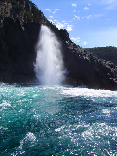 Zu Theo's Begeisterung gab's ein Blowhole - die Höhle, die diesen Effekt auslöst, liegt unter Wasser!