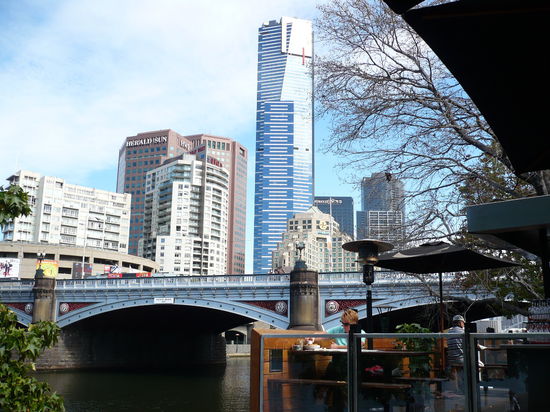 Casino in Melbourne, vom Ufer am Federation Square aus gesehen