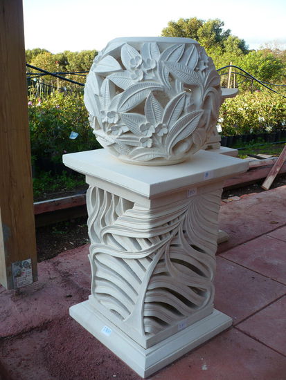 Kalkstein Handarbeit. Kann von innen beleuchtet werden.