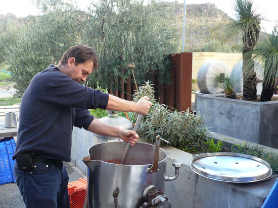 Rühren ist angesagt, um die Suppe vorm Anbrennen zu bewahren.