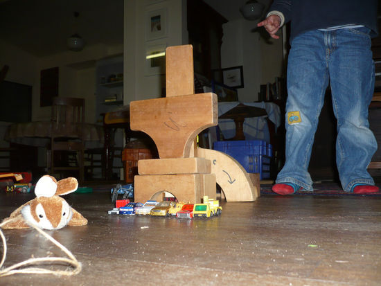 Die Jungs hatten andere Herausforderungen zu meistern. Gut das Jane noch eine Kiste Bauklötzer hatte.