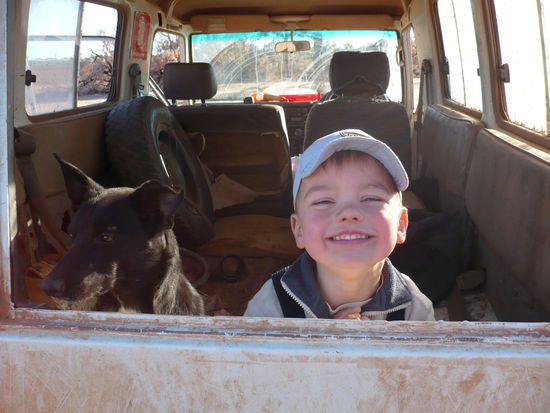 Theo und Blacky im Jeep