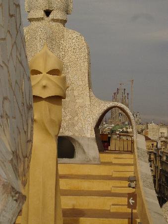 Die Casa Mila mit der Sagrada Familia im Hintergrund