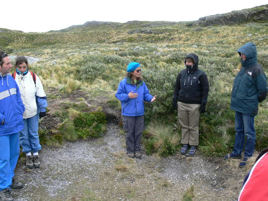 Bel - unser Guide - bei den Erklärungen zur Yamana-Kultur