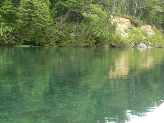Das Wasser war so klar, man konnte bis auf den Grund sehen.