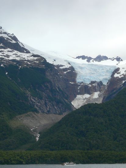 Gletscher mit Moräne - das Boot dient dem Grössenvergleich