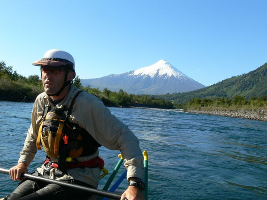 Peter - unser Captain - vor dem Vulkan Osorno