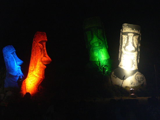 Bühnenbild: Pop-Moai aus Pappmaschee