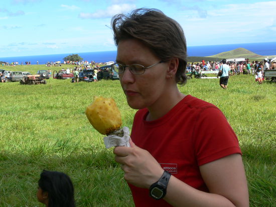 .... und dann schon als Ananas am Stiel in der Hand