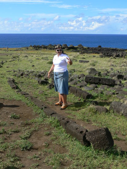 Unsere Reiseführerin Andrea zwischen den Fundamenten eines Bootshauses
