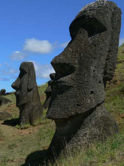 Bis zum Hals im Boden versunken: Moais im Steinbruch Rano Raraku