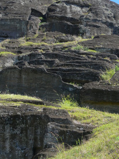 Jede Querlinie zeigt die Ausbruchkante eines Moai