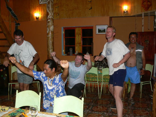 schön zum Lachen: Kriegstanz der Touris