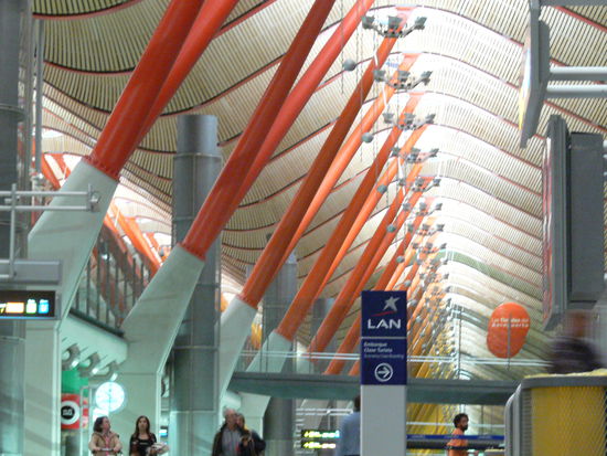 Die Decke im Flughafen Madrid - Ein geschwungenes M wie Madrid